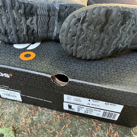 Bogs waterproof kids rain/mud/snow boot size 2 - Picture 3 of 8